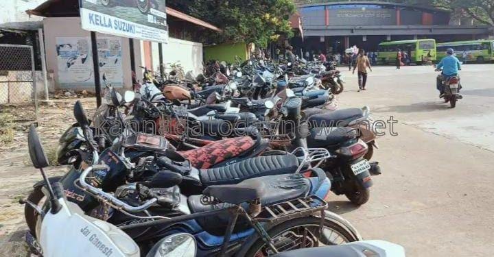 ಅಂಕೋಲ ಬಸ್ ನಿಲ್ದಾಣದಲ್ಲಿಟ್ಟ ಬುಲೆಟ್ ಬೈಕ್ ಕಳ್ಳತನ… ಡ್ಯೂಟಿಗೆ ಹೋಗಿ ಬರುವಷ್ಟರಲ್ಲಿ ಬುಲೆಟ್ ಬೈಕ್ ಹೊತ್ತೊಯ್ದ ಕಳ್ಳರು ಯಾರು?. ಸಿಸಿಟಿವಿಯನ್ನು ಅಳವಡಿಸಲು ನಿರ್ಲಕ್ಷ ವಹಿಸಿದ ಸಾರಿಗೆ ಸಂಸ್ಥೆ… ಈ ಬಗ್ಗೆ ಗಮನಹರಿಸುವರೆ ಮಾನ್ಯ ಶಾಸಕರು.