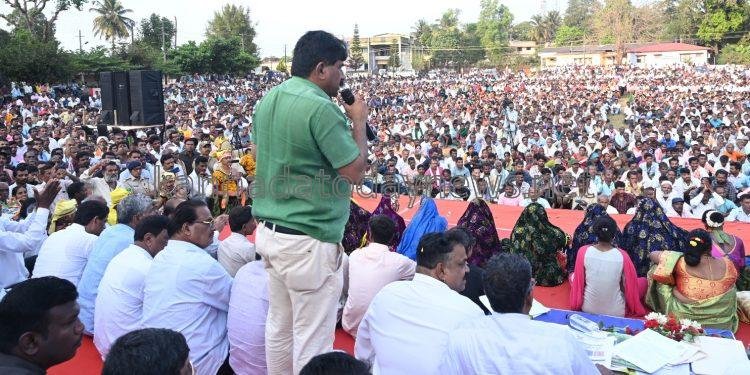 ಕಾಂಗ್ರೇಸ್ ಲೋಕಸಭಾ ಚುನಾವಣೆ ಟಿಕೇಟ್ ; ರವೀಂದ್ರ ನಾಯ್ಕ ನಿರ್ಲಕ್ಷö್ಯಕ್ಕೆ ಅರಣ್ಯವಾಸಿಗಳ ತೀವ್ರ ಆಕ್ರೋಶ.