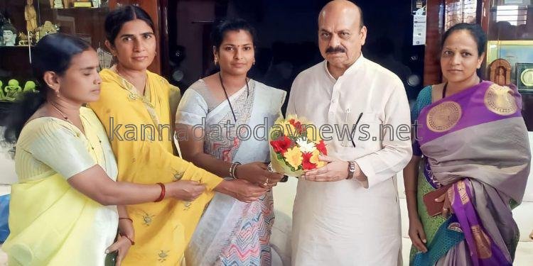 ಹಾವೇರಿ ನಗರ ಸಭಾ ಸದಸ್ಯರನ್ನು ಭೇಟಿ ಮಾಡಿ ಬೆಂಬಲ ಕೋರಿದ ಮಾಜಿ ಮುಖ್ಯಮಂತ್ರಿ ಬಸವರಾಜ ಬೊಮ್ಮಾಯಿ