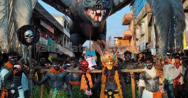 ಅಂಕೋಲಾದಲ್ಲಿ ವಿಶೇಷ ಹೋಳಿ ಆಚರಣೆ : ರಾಜ್ಯ ಸರ್ಕಾರದ ಶಕ್ತಿ ಯೋಜನೆ. ಗೃಹಲಕ್ಷ್ಮಿ ಯೋಜನೆ ಸರ್ಕಾರವನ್ನೇ ಅಣಕಿಸಿದ ಅಣುಕು ಪ್ರದರ್ಶನ .