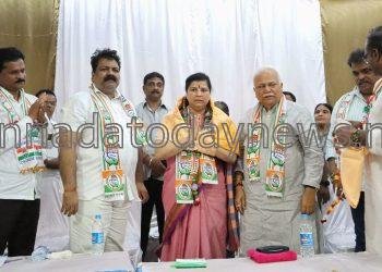 ಬಿಜೆಪಿ ಅಬ್ಯರ್ಥಿ ಕಾಗೇರಿ ತವರಿನಲ್ಲಿ ಕಾಂಗ್ರೆಸ್ ಶಕ್ತಿ ಪ್ರದರ್ಶನ- ಕಾಂಗ್ರೆಸ್ ಜಿಲ್ಲಾ ಪ್ರಧಾನ ಕಾರ್ಯದರ್ಶಿ, ಅರಣ್ಯ ಅತಿಕ್ರಮಣ ಹೋರಾಟ ಸಮಿತಿ ಅಧ್ಯಕ್ಷ ರವೀಂದ್ರ ನಾಯ್ಕ್ ಸಭೆಗೆ ಗೈರು
