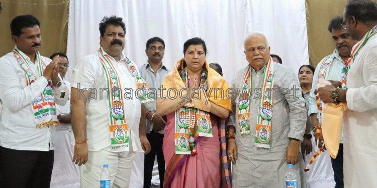 ಬಿಜೆಪಿ ಅಬ್ಯರ್ಥಿ ಕಾಗೇರಿ ತವರಿನಲ್ಲಿ ಕಾಂಗ್ರೆಸ್ ಶಕ್ತಿ ಪ್ರದರ್ಶನ- ಕಾಂಗ್ರೆಸ್ ಜಿಲ್ಲಾ ಪ್ರಧಾನ ಕಾರ್ಯದರ್ಶಿ, ಅರಣ್ಯ ಅತಿಕ್ರಮಣ ಹೋರಾಟ ಸಮಿತಿ ಅಧ್ಯಕ್ಷ ರವೀಂದ್ರ ನಾಯ್ಕ್ ಸಭೆಗೆ ಗೈರು