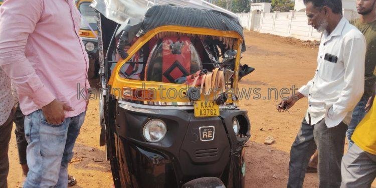 ಭಟ್ಕಳದಲ್ಲಿ ಖಾಸಗಿ ಬಸ್ ಮತ್ತು ಆಟೋ ನುಡುವೆ ಭೀಕರ ಅಪಘಾತ-ಆಟೋ ಡ್ರೈವರ್ ಸ್ಥಿತಿ ಗಂಭೀರ