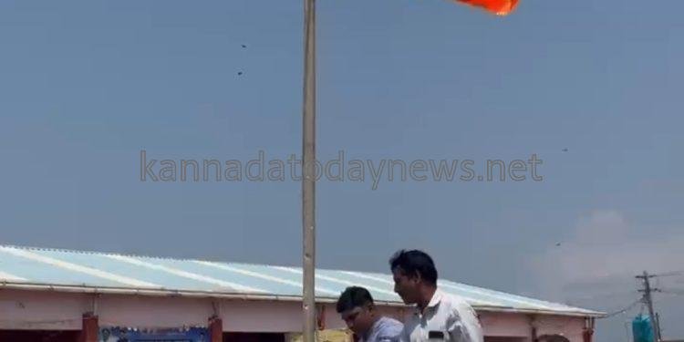 ಭಟ್ಕಳದ ಹೇಬಳೆ ಗ್ರಾಮ ದ ತೆಂಗಿನಗುಂಡಿಯಲ್ಲಿ ಸಂಸದ ಅನಂತಕುಮಾರ್ ಹೆಗಡೆ ಮತ್ತು ಮಾಜಿ ಶಾಸಕ ಸುನೀಲ್ ನಾಯ್ಕ ನೇತೃತ್ವದ ಲ್ಲಿ ಆಡಳಿತ ವಿರೋಧದ ನಡುವೆಯೂ ಹಾರಾಡಿದ ಹನುಮ ಧ್ವಜ