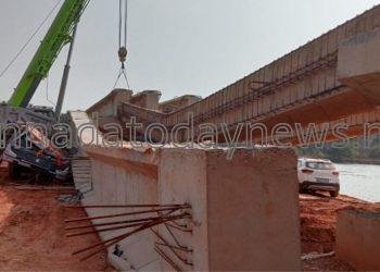 ಕುಮಟಾ ಮಿರ್ಜಾನ ತಾರೀಬಾಗಿನಲ್ಲಿ ನಿರ್ಮಾಣ ಹಂತದ ಸೇತುವೆಯ ಫ್ಲ್ಯಾಬ್ ಕುಸಿದು ಬಿದ್ದು ಹಿಟಾಚಿ,ಕ್ರೇನ್ ಜಖಂ-ಕಳಪೆ ಕಾಮಗಾರಿ ವಿರುದ್ಧ ಗ್ರಾಮಸ್ಥರ ಆಕ್ರೋಶ