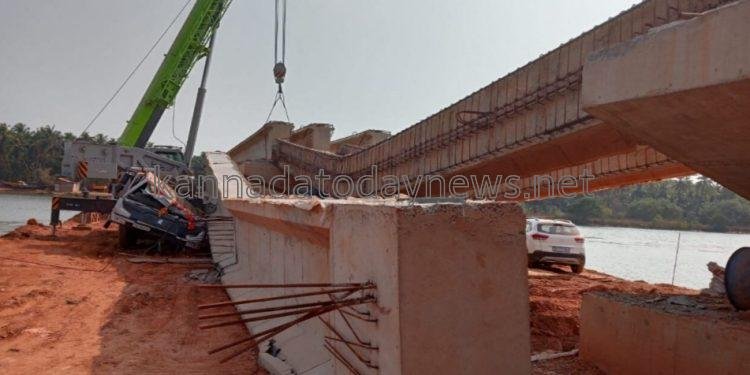 ಕುಮಟಾ ಮಿರ್ಜಾನ ತಾರೀಬಾಗಿನಲ್ಲಿ ನಿರ್ಮಾಣ ಹಂತದ ಸೇತುವೆಯ ಫ್ಲ್ಯಾಬ್ ಕುಸಿದು ಬಿದ್ದು ಹಿಟಾಚಿ,ಕ್ರೇನ್ ಜಖಂ-ಕಳಪೆ ಕಾಮಗಾರಿ ವಿರುದ್ಧ ಗ್ರಾಮಸ್ಥರ ಆಕ್ರೋಶ