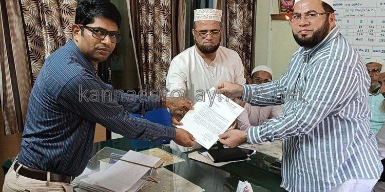 ರಮಜಾನ್ ಉಪವಾಸದ ವೇಳೆ ವಿದ್ಯುತ್ ಕಡಿತಗೊಳಿಸದಂತೆ ಭಟ್ಕಳ ಮಜ್ಜಿಸೆ ಇಸ್ಲಾಹ ವ ತಂಝೀಮ್ ನಿಂದ ಭಟ್ಕಳ ಹೆಸ್ಕಾ ಎ. ಇ. ಇ ಮಂಜುನಾಥ್ ಅವರಿಗೆ ಮನವಿ