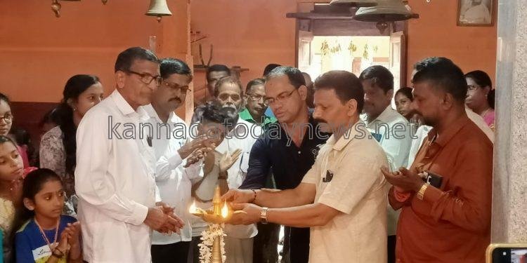 ತಾಲೂಕು ಭಜನಾ ಒಕ್ಕೂಟದ ಅಧ್ಯಕ್ಷರಾದ ಜಯಕರ್ ಪೂಜಾರಿ ಗುಲ್ವಾಡಿ ಹಾಗೂ ದೇವಸ್ಥಾನದ ಆಡಳಿತ ಕಮೀಟಿಯ ಸರ್ವ ಸದಸ್ಯರ ಸಮ್ಮುಖದಲ್ಲಿ ಇಂದು ಭಜನಾ ತಂಡದ ಉದ್ಘಾಟನೆ