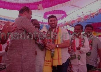 ಮಾಜಿ ಸಚಿವ ಹಾಲಿ ಬಿಜೆಪಿ ಶಾಸಕ ಶಿವರಾಮ ಹೆಬ್ಬಾರ್ ಪುತ್ರ ವಿವೇಕ ಹೆಬ್ಬಾರ್ ತನ್ನ ಐನೂರಕ್ಕೂ ಹೆಚ್ಚಿನ ಬಿಜೆಪಿ ಕಾರ್ಯಕರ್ತರೊಂದಿಗೆ ಕಾಂಗ್ರೆಸ್ ಸೇರ್ಪಡೆ.