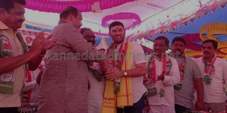 ಮಾಜಿ ಸಚಿವ ಹಾಲಿ ಬಿಜೆಪಿ ಶಾಸಕ ಶಿವರಾಮ ಹೆಬ್ಬಾರ್ ಪುತ್ರ ವಿವೇಕ ಹೆಬ್ಬಾರ್ ತನ್ನ ಐನೂರಕ್ಕೂ ಹೆಚ್ಚಿನ ಬಿಜೆಪಿ ಕಾರ್ಯಕರ್ತರೊಂದಿಗೆ ಕಾಂಗ್ರೆಸ್ ಸೇರ್ಪಡೆ.