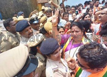 ಹುಬ್ಬಳ್ಳಿಯ ವಿದ್ಯಾರ್ಥಿನಿ ಕುಮಾರಿ ನೇಹಾ ಹಿರೇಮಠ ಬರ್ಬರ ಹತ್ಯೆ ಖಂಡಿಸಿ ಕಾರವಾರದ ಜಿಲ್ಲಾಧಿಕಾರಿ ಕಚೇರಿ ಎದುರುಗಡೆ ಉತ್ತರ ಕನ್ನಡ ಬಿಜೆಪಿ ಜಿಲ್ಲಾ ಘಟಕದಿಂದ ಬೃಹತ್ ಪ್ರತಿಭಟನೆ