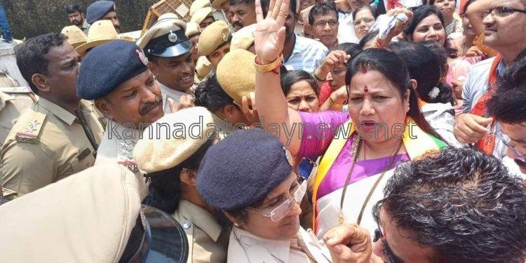 ಹುಬ್ಬಳ್ಳಿಯ ವಿದ್ಯಾರ್ಥಿನಿ ಕುಮಾರಿ ನೇಹಾ ಹಿರೇಮಠ ಬರ್ಬರ ಹತ್ಯೆ ಖಂಡಿಸಿ ಕಾರವಾರದ ಜಿಲ್ಲಾಧಿಕಾರಿ ಕಚೇರಿ ಎದುರುಗಡೆ ಉತ್ತರ ಕನ್ನಡ ಬಿಜೆಪಿ ಜಿಲ್ಲಾ ಘಟಕದಿಂದ ಬೃಹತ್ ಪ್ರತಿಭಟನೆ