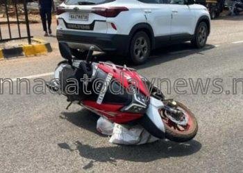 ಸ್ಕೂಟಿಯೊಂದು ಹೆದ್ದಾರಿ ಪಕ್ಕದ‌ ಡಿವೈಡರ್‌ಗೆ ಡಿಕ್ಕಿ- ಇಬ್ಬರು ಮಕ್ಕಳು ಸೇರಿ, 3 ಜನರಿಗೆ ಗಂಭೀರ ಗಾಯ