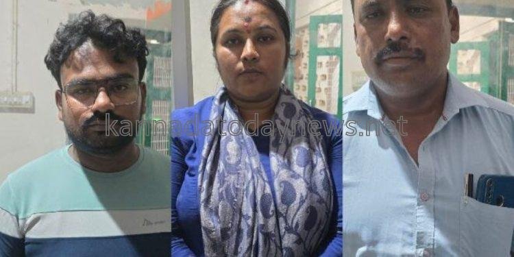 ಖಾತಾ ಮಾಡಿಕೊಡಲು ಲಂಚ ಪಡೆಯುತ್ತಿದ್ದಾಗ ರೆಡ್ ಹ್ಯಾಂಡ್ ಆಗಿ ಲೋಕಾಯುಕ್ತ ಬಲೆಗೆ ಬಿದ್ದ ಭ್ರಷ್ಟರು