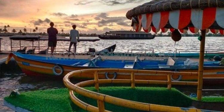 ಕರಾವಳಿ ಭಾಗದಲ್ಲಿ ಶುಕ್ರವಾರ ರಾತ್ರಿ ಸುರಿದ ಅಬ್ಬರದ ಗಾಳಿ ಮಳೆ ಗೆ ಭಟ್ಕಳದಲ್ಲಿ ಮೀನುಗಾರಿಕೆಗೆ ತೆರಳಿದ್ದ ಓಂ ಗಣೇಶ್ ಹೆಸರಿನ ಬೋಟ್ ಮುಳುಗಡೆ