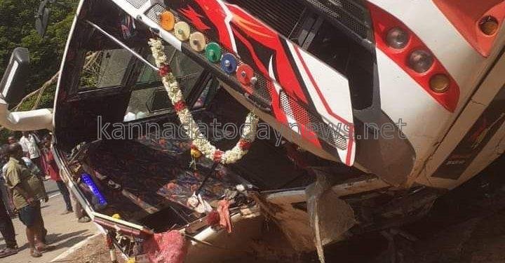 ಹೊನ್ನಾವರದಲ್ಲಿ ಖಾಸಗಿ ಬಸ್ ಪಲ್ಟಿ- 2 ಜನ ಸಾವು