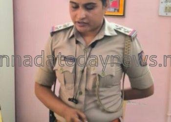 50 ಸಾವಿರ ರೂ. ಹಣ ಲಂಚ ಪಡೆಯುವಾಗ ರೆಡ್ ಹ್ಯಾಂಡ ಆಗಿ ಲೋಕಾಯುಕ್ತ ಬಲೆಗೆ ಬಿದ್ದ ಲಂಚಬಾಕ ಪಿ.ಎಸ್.ಐ ರಾಧಾ