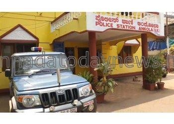 ಅಂಕೋಲಾದಲ್ಲಿ ಭೂ ಮಾಫಿಯಾಗಳ ಅಟ್ಟಹಾಸ… ಹದ್ದು ಬಸ್ತು ಮಾಡಿಕೊಡುವ ನೆಪದಲ್ಲಿ 1 ಎಕರೆ 24 ಗುಂಟೆಯನ್ನು ಕಬಳಿಸಿದ ವಂಚಕರು…. ನ್ಯಾಯಕ್ಕಾಗಿ ಅಂಕೋಲಾ ಪೊಲೀಸ್ ಠಾಣೆಯ ಮೆಟ್ಟಿಲೇರಿದ ಕುಟುಂಬ- ನ್ಯಾಯ ಕೊಡಿಸುವರೇ ಪೊಲೀಸರು* .