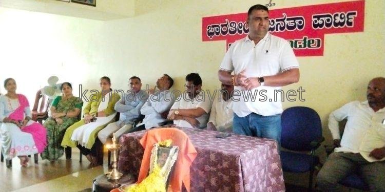 ಭಟ್ಕಳ ಬಿಜೆಪಿ ಮಂಡಲ ವತಿಯಿಂದ ಬಿಜೆಪಿ ನಿಷ್ಠಾವಂತ ಕಾರ್ಯಕರ್ತ ದಿ. ಸಚಿನ್ ಮಹಾಲೆ ಅವರ ಶ್ರದ್ಧಾಂಜಲಿ ಕಾರ್ಯಕ್ರಮ