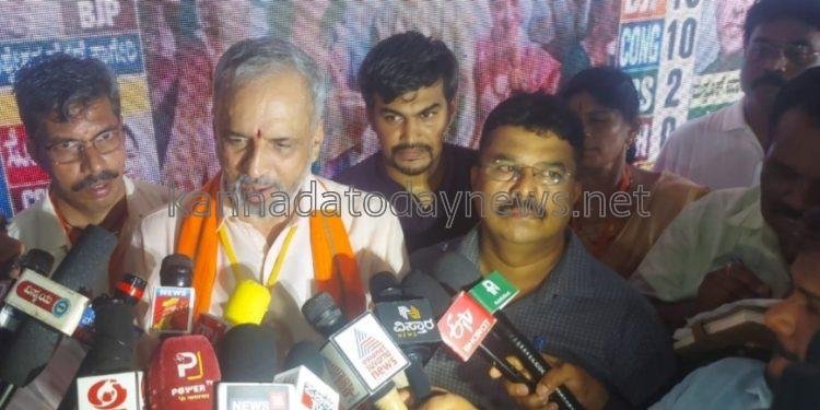 ತಾವು ಕೂಗಿದರೆ ಮಾತ್ರ ಬೆಳಗಾಗುತ್ತದೆ ಎಂಬ ಕೋಳಿಗಳಿಗೆ ಜಿಲ್ಲೆಯ ಜನ ತಕ್ಕ ಪಾಠ ಕಲಿಸಿದ್ದಾರೆ-ನೂತನ ಸಂಸದ ವಿಶ್ವೇಶ್ವರ ಹೆಗಡೆ ಕಾಗೇರಿ ಸ್ವಪಕ್ಷ ನಾಯಕರ ವಿರುದ್ಧ ವಾಗ್ದಾಳಿ