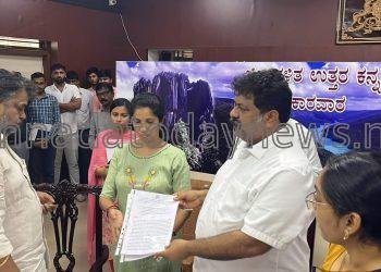 ಅಂಕೋಲಾ ಶಿರೂರಿನಲ್ಲಿ ನಡೆದ ಗುಡ್ಡ ಕುಸಿತ ಪ್ರಕರಣದಲ್ಲಿ ಮೃತ ಪಟ್ಟವರ ಕುಟುಂಬಸ್ಥರಿಗೆ 5 ಲಕ್ಷ ರೂಪಾಯಿ  ಪರಿಹಾರ ಚೆಕ್  ವಿತರಿಸಿದ ಸಚಿವ ಮಂಕಾಳ ವೈದ್ಯ