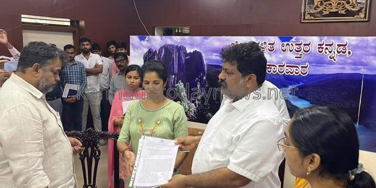 ಅಂಕೋಲಾ ಶಿರೂರಿನಲ್ಲಿ ನಡೆದ ಗುಡ್ಡ ಕುಸಿತ ಪ್ರಕರಣದಲ್ಲಿ ಮೃತ ಪಟ್ಟವರ ಕುಟುಂಬಸ್ಥರಿಗೆ 5 ಲಕ್ಷ ರೂಪಾಯಿ ಪರಿಹಾರ ಚೆಕ್ ವಿತರಿಸಿದ ಸಚಿವ ಮಂಕಾಳ ವೈದ್ಯ