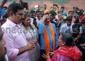 ಉತ್ತರ ಕನ್ನಡ ಜಿಲ್ಲೆಯ ಅಂಕೋಲಾ ತಾಲ್ಲೂಕಿನ ಶಿರೂರು ಬಳಿಯ ಗುಡ್ಡ ಕುಸಿತ ಸ್ಥಳಕ್ಕೆ ಬಿಜೆಪಿ ರಾಜ್ಯ ಅಧ್ಯಕ್ಷ ಬಿ.ವೈ.ವಿಜೇಯೇಂದ್ರ ಭೇಟಿ- ಮೃತರ ಕುಟುಂಬಗಳಿಗೆ ಮತ್ತು ಸೂರು ಕಳೆದುಕೊಂಡವರಿಗೆ ತತಕ್ಷಣ ಸೂಕ್ತ ಹಾಗೂ ಶಾಶ್ವತ ಪರಿಹಾರ ಕಲ್ಪಿಸಲು ರಾಜ್ಯ ಸರ್ಕಾರ ಕ್ಕೆ ಒತ್ತಾಯ