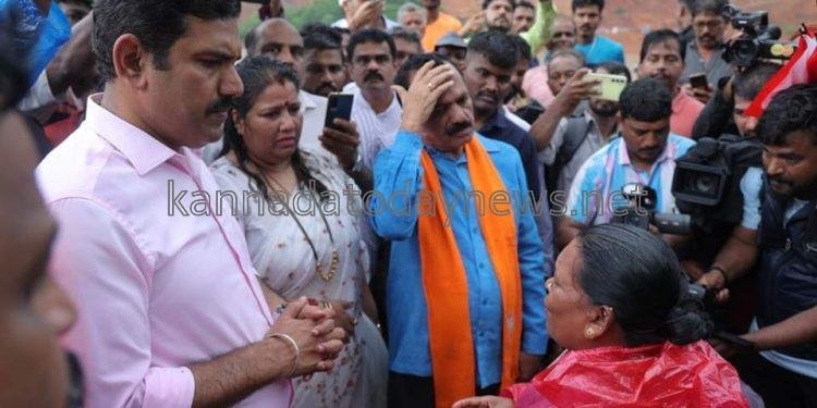 ಉತ್ತರ ಕನ್ನಡ ಜಿಲ್ಲೆಯ ಅಂಕೋಲಾ ತಾಲ್ಲೂಕಿನ ಶಿರೂರು ಬಳಿಯ ಗುಡ್ಡ ಕುಸಿತ ಸ್ಥಳಕ್ಕೆ ಬಿಜೆಪಿ ರಾಜ್ಯ ಅಧ್ಯಕ್ಷ ಬಿ.ವೈ.ವಿಜೇಯೇಂದ್ರ ಭೇಟಿ- ಮೃತರ ಕುಟುಂಬಗಳಿಗೆ ಮತ್ತು ಸೂರು ಕಳೆದುಕೊಂಡವರಿಗೆ ತತಕ್ಷಣ ಸೂಕ್ತ ಹಾಗೂ ಶಾಶ್ವತ ಪರಿಹಾರ ಕಲ್ಪಿಸಲು ರಾಜ್ಯ ಸರ್ಕಾರ ಕ್ಕೆ ಒತ್ತಾಯ