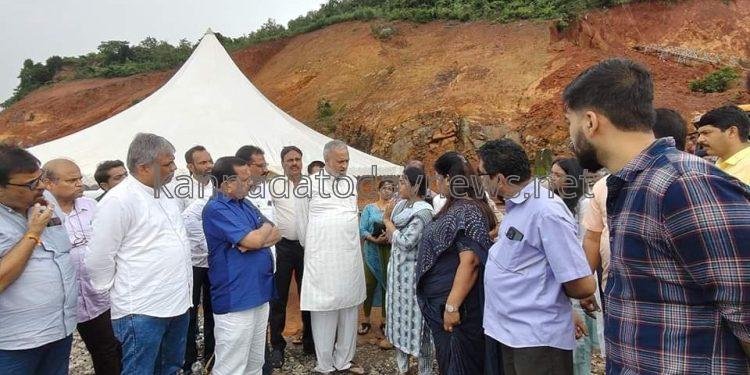 ಅಂಕೋಲಾ ತಾಲ್ಲೂಕಿನ ಶಿರೂರು ಗುಡ್ಡ ಕುಸಿದ ಸ್ಥಳಕ್ಕೆ ಉತ್ತರ ಕನ್ನಡ ಸಂಸದರಾದ ಶ್ರೀ ವಿಶ್ವೇಶ್ವರ ಹೆಗಡೆ ಕಾಗೇರಿ ಭೇಟಿ ನೀಡಿ ಪರಿಶೀಲನೆ