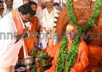 ಭಟ್ಕಳ ತಾಲೂಕಿನ ಕರಿಕಲ್ ಶ್ರೀ ರಾಮ ಧ್ಯಾನ ಮಂದಿರದಲ್ಲಿ ಚಾತುರ್ಮಾಸ್ಯ ವ್ರತಾಚಾರಣೆಯಲ್ಲಿರುವ ಶ್ರೀ ಶ್ರೀ ಶ್ರೀ ಬ್ರಹ್ಮಾನಂದ ಸರಸ್ವತಿ ಸ್ವಾಮೀಜಿಯವರನ್ನು ಬೇಟಿ ಮಾಡಿ ಆಶೀರ್ವಾದ ಪಡೆದ ಸಚಿವ ಮಂಕಾಳ ವೈದ್ಯ