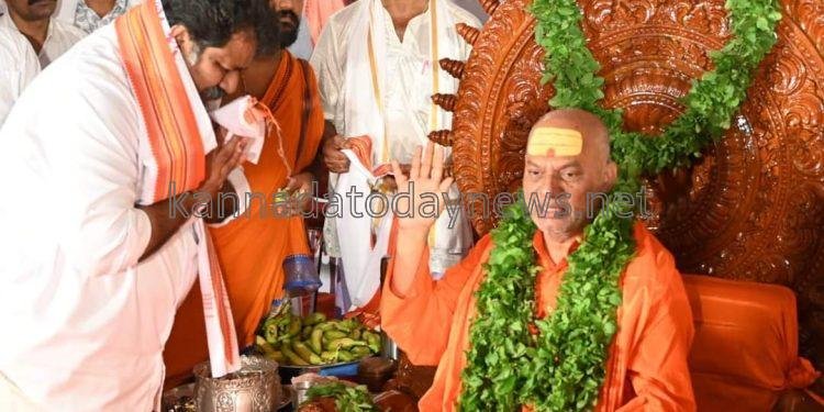 ಭಟ್ಕಳ ತಾಲೂಕಿನ ಕರಿಕಲ್ ಶ್ರೀ ರಾಮ ಧ್ಯಾನ ಮಂದಿರದಲ್ಲಿ ಚಾತುರ್ಮಾಸ್ಯ ವ್ರತಾಚಾರಣೆಯಲ್ಲಿರುವ ಶ್ರೀ ಶ್ರೀ ಶ್ರೀ ಬ್ರಹ್ಮಾನಂದ ಸರಸ್ವತಿ ಸ್ವಾಮೀಜಿಯವರನ್ನು ಬೇಟಿ ಮಾಡಿ ಆಶೀರ್ವಾದ ಪಡೆದ ಸಚಿವ ಮಂಕಾಳ ವೈದ್ಯ