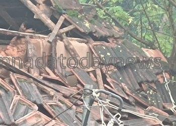 ಭಟ್ಕಳ ತಲಾಂದದಲ್ಲಿ ಗಾಳಿ ಮಳೆಗೆ ಮನೆಯ ಮೇಲ್ಛಾವಣಿ ಸಂಪೂರ್ಣ ಕುಸಿತ