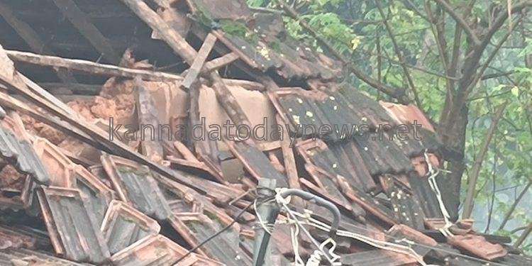 ಭಟ್ಕಳ ತಲಾಂದದಲ್ಲಿ ಗಾಳಿ ಮಳೆಗೆ ಮನೆಯ ಮೇಲ್ಛಾವಣಿ ಸಂಪೂರ್ಣ ಕುಸಿತ