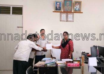 ಭಟ್ಕಳದಲ್ಲಿ ಎ.ಐ.ಟಿ.ಯು.ಸಿ ಕಾರ್ಮಿಕ ಸಂಘಟನೆಯಿಂದ ರಾಜ್ಯ ಕಾರ್ಯದರ್ಶಿ ಜಿ.ಎನ್ .ರೇವಣಕರ ನೇತೃತ್ವದಲ್ಲಿ ಸಹಾಯಕ ಆಯುಕ್ತರ ಮುಖಾಂತರ ಮುಖ್ಯಮಂತ್ರಿಗಳಿಗೆ ಮನವಿ