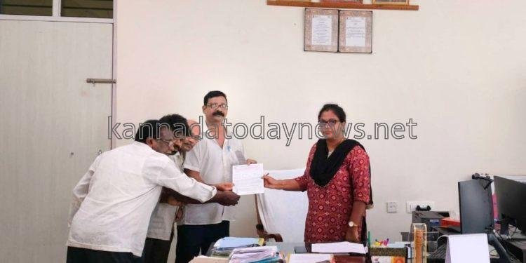 ಭಟ್ಕಳದಲ್ಲಿ ಎ.ಐ.ಟಿ.ಯು.ಸಿ ಕಾರ್ಮಿಕ ಸಂಘಟನೆಯಿಂದ ರಾಜ್ಯ ಕಾರ್ಯದರ್ಶಿ ಜಿ.ಎನ್ .ರೇವಣಕರ ನೇತೃತ್ವದಲ್ಲಿ ಸಹಾಯಕ ಆಯುಕ್ತರ ಮುಖಾಂತರ ಮುಖ್ಯಮಂತ್ರಿಗಳಿಗೆ ಮನವಿ