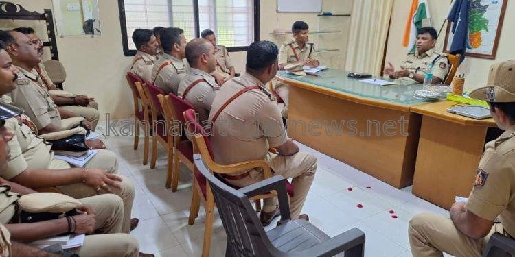 ಭಟ್ಕಳದ ನಗರ ಪೊಲೀಸ್ ಠಾಣೆಗೆ ಭೇಟಿ ನೀಡಿ ಪೋಲಿಸ ಅಧಿಕಾರಿಗಳ ಸಭೆ ನಡೆಸಿದ ಜಿಲ್ಲಾ ನೂತನ ಎಸ್.ಪಿ ಎಂ. ನಾರಾಯಣ