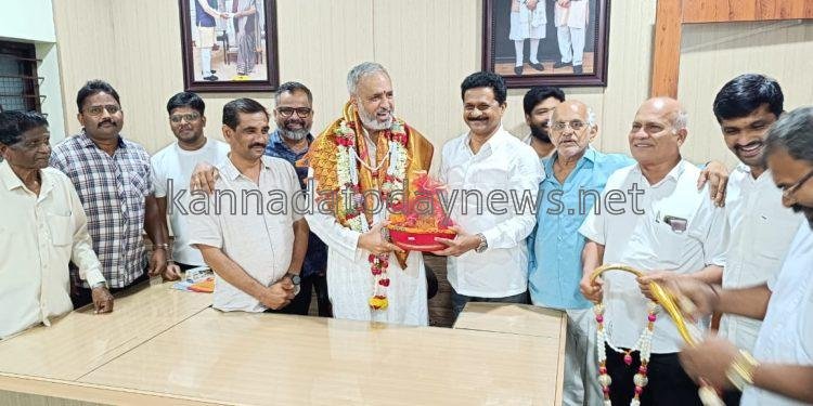 ಶಿರಸಿಯ ಶಾಸಕ ಭೀಮಣ್ಣ ನಾಯ್ಕಅವರಿಂದ ಉತ್ತರ ಕನ್ನಡ ನೂತನ ಸಂಸದ ವಿಶ್ವೇಶ್ವರ ಹೆಗಡೆಯವರಿಗೆ ಅಭಿನಂದನೆ