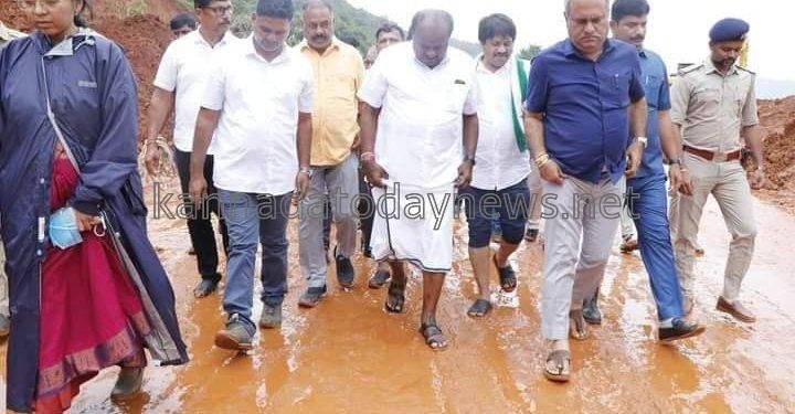 ಅಂಕೋಲಾ ತಾಲೂಕಿನ ಶಿರೂರು ಹೆದ್ದಾರಿ ಬಳಿ ಗುಡ್ಡ ಕುಸಿತ ಸ್ಥಳಕ್ಕೆ ಮಾಜಿ ಮುಖ್ಯಮಂತ್ರಿ, ಕೇಂದ್ರ ಸಚಿವ ಕುಮಾರಸ್ವಾಮಿ ಭೇಟಿ ನೀಡಿ ಪರಿಶೀಲನೆ