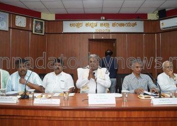 ಕಾರವಾರದಲ್ಲಿ ಸರ್ಕಾರದ ಹಿರಿಯ ಅಧಿಕಾರಿಗಳು ಮತ್ತು ಜಿಲ್ಲಾ ಮಟ್ಟದ ಅಧಿಕಾರಿಗಳ ಜೊತೆ ಪ್ರವಾಹ ಪೀಡಿತ ಪ್ರದೇಶಗಳ ಪರಿಹಾರ ಕಾರ್ಯದ ಪ್ರಗತಿ ಪರಿಶೀಲನಾ ಸಭೆ ನಡೆಸಿದ ಮುಖ್ಯಮಂತ್ರಿ ಸಿದ್ದರಾಮಯ್ಯ