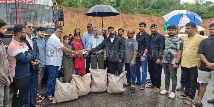 ನೆರೆ ಸಂತ್ರಸ್ಥರ ನೆರವಿಗೆ ಬಂದ ಸೇವಾ ಕನ್ನಡಿಗರು ಕ್ಲಬ್ ವಿ ಪಿಟ್ನೆಸ್ ಅಂಕೋಲಾದ್ ಯುವ ಪಡೆಯ ತಂಡದ ಕಾರ್ಯಕ್ಕೆ ಶ್ಲಾಘನೆ.*