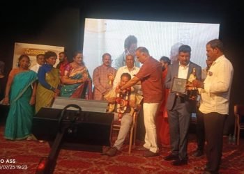 ಅಂಕೋಲಾ ತಾಲೂಕಾ ಆಸ್ಪತ್ರೆಯ ವೈದ್ಯ ಡಾ.ಈಶ್ವರಪ್ಪ ಎಂ ಅವರಿಗೆ ಕರ್ನಾಟಕ ಪ್ರೆಸ್ಸ್ ಕ್ಲಬ್ ಬೆಂಗಳೂರು ವತಿಯಿಂದ ನೀಡುವ ವೈದ್ಯ ಸೇವಾ ರತ್ನ ಪ್ರಶಸ್ತಿ ಆರೋಗ್ಯ ಸಚಿವ ದಿನೇಶ ಗುಂಡೂರಾವ್ ಅವರಿಂದ ಪ್ರಧಾನ