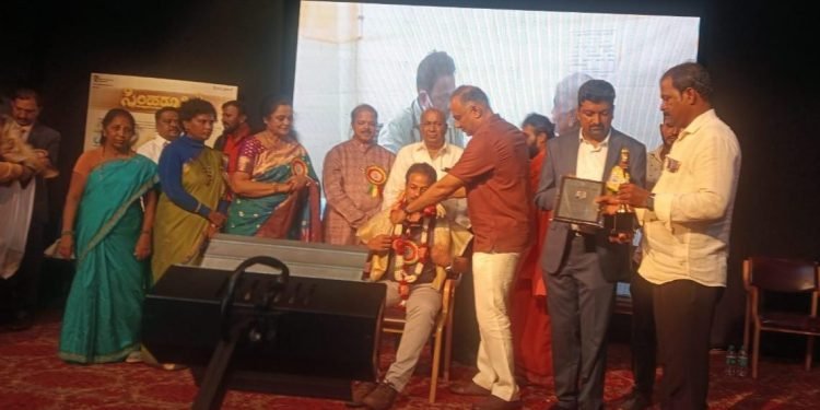 ಅಂಕೋಲಾ ತಾಲೂಕಾ ಆಸ್ಪತ್ರೆಯ ವೈದ್ಯ ಡಾ.ಈಶ್ವರಪ್ಪ ಎಂ ಅವರಿಗೆ ಕರ್ನಾಟಕ ಪ್ರೆಸ್ಸ್ ಕ್ಲಬ್ ಬೆಂಗಳೂರು ವತಿಯಿಂದ ನೀಡುವ ವೈದ್ಯ ಸೇವಾ ರತ್ನ ಪ್ರಶಸ್ತಿ ಆರೋಗ್ಯ ಸಚಿವ ದಿನೇಶ ಗುಂಡೂರಾವ್ ಅವರಿಂದ ಪ್ರಧಾನ