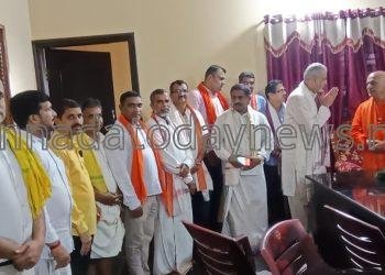 ಭಟ್ಕಳದ ಕರಿಕಲ್ ನ ಧ್ಯಾನ ಮಂದಿರದಲ್ಲಿ ಪರಮಪೂಜ್ಯ ಶ್ರೀ ಶ್ರೀ ಶ್ರೀ ಬ್ರಹ್ಮಾನಂದ ಸರಸ್ವತಿ ಸ್ವಾಮಿಜೀಯವರ ಚಾತುರ್ಮಾಸ್ಯ ವ್ರತಾಚಾರಣೆ ಕಾರ್ಯಕ್ರಮಕ್ಕೆ ಆಗಮಿಸಿ ಪರಮಪೂಜ್ಯ ಗುರುಗಳ ಆಶೀರ್ವಾದ ಪಡೆದ ಉತ್ತರ  ಕನ್ನಡ ಜಿಲ್ಲೆಯ ಸಂಸದರಾದ ಶ್ರೀ ವಿಶ್ವೇಶ್ವರ ಹೆಗಡೆ ಕಾಗೇರಿ