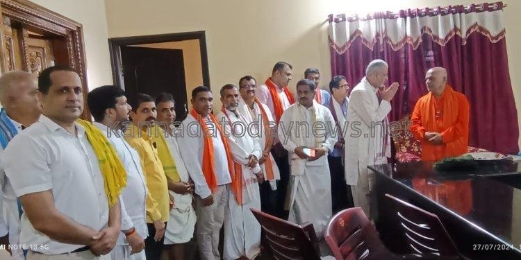 ಭಟ್ಕಳದ ಕರಿಕಲ್ ನ ಧ್ಯಾನ ಮಂದಿರದಲ್ಲಿ ಪರಮಪೂಜ್ಯ ಶ್ರೀ ಶ್ರೀ ಶ್ರೀ ಬ್ರಹ್ಮಾನಂದ ಸರಸ್ವತಿ ಸ್ವಾಮಿಜೀಯವರ ಚಾತುರ್ಮಾಸ್ಯ ವ್ರತಾಚಾರಣೆ ಕಾರ್ಯಕ್ರಮಕ್ಕೆ ಆಗಮಿಸಿ ಪರಮಪೂಜ್ಯ ಗುರುಗಳ ಆಶೀರ್ವಾದ ಪಡೆದ ಉತ್ತರ  ಕನ್ನಡ ಜಿಲ್ಲೆಯ ಸಂಸದರಾದ ಶ್ರೀ ವಿಶ್ವೇಶ್ವರ ಹೆಗಡೆ ಕಾಗೇರಿ