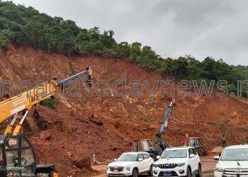 ಅಂಕೋಲದ ಶಿರೂರು ಗುಡ್ಡ ಕುಸಿತದಿಂದ ಬಂದ್ ಆದ ರಾಷ್ಟ್ರೀಯ ಹೆದ್ದಾರಿ 66ರ ರಸ್ತೆ ಸಂಚಾರ ಪ್ರಾರಂಭ ಯಾವಾಗ? ಬಂದಾಗಿರುವ ಶಿರೂರಿನ ರಸ್ತೆಯಿಂದ ಪ್ರತಿನಿತ್ಯ ಪ್ರಯಾಣಿಕರ ನಿಲ್ಲದ ಪರದಾಟ.. ಸೂಕ್ತ ಕ್ರಮ ವಹಿಸುವರೇ ಜನಪ್ರತಿನಿಧಿಗಳು. ಸಂಬಂಧಿಸಿದ ಆಡಳಿತ ವರ್ಗ ಮತ್ತು ಜಿಲ್ಲಾಡಳಿತ