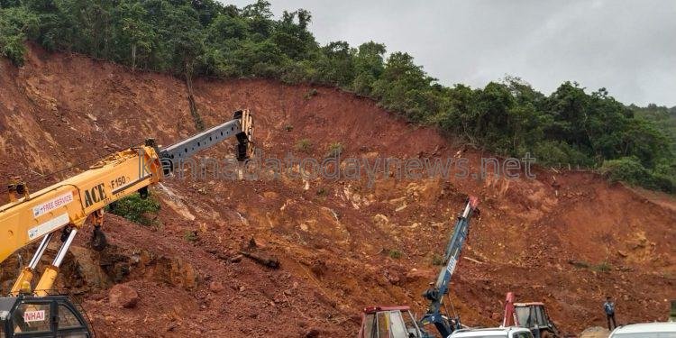 ಅಂಕೋಲದ ಶಿರೂರು ಗುಡ್ಡ ಕುಸಿತದಿಂದ ಬಂದ್ ಆದ ರಾಷ್ಟ್ರೀಯ ಹೆದ್ದಾರಿ 66ರ ರಸ್ತೆ ಸಂಚಾರ ಪ್ರಾರಂಭ ಯಾವಾಗ? ಬಂದಾಗಿರುವ ಶಿರೂರಿನ ರಸ್ತೆಯಿಂದ ಪ್ರತಿನಿತ್ಯ ಪ್ರಯಾಣಿಕರ ನಿಲ್ಲದ ಪರದಾಟ.. ಸೂಕ್ತ ಕ್ರಮ ವಹಿಸುವರೇ ಜನಪ್ರತಿನಿಧಿಗಳು. ಸಂಬಂಧಿಸಿದ ಆಡಳಿತ ವರ್ಗ ಮತ್ತು ಜಿಲ್ಲಾಡಳಿತ