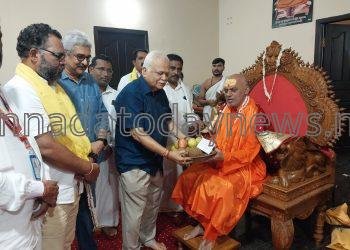 ಭಟ್ಕಳ ತಾಲೂಕಿನ ಕರಿಕಲ್ ಶ್ರೀ ರಾಮ ಧ್ಯಾನ ಮಂದಿರದಲ್ಲಿ ಚಾತುರ್ಮಾಸ್ಯ ವ್ರತಾಚಾರಣೆಯಲ್ಲಿರುವ ಶ್ರೀ ಶ್ರೀ ಶ್ರೀ ಬ್ರಹ್ಮಾನಂದ ಸರಸ್ವತಿ ಸ್ವಾಮೀಜಿಯವರನ್ನು ಬೇಟಿ ಮಾಡಿ ಆಶೀರ್ವಾದ ಪಡೆದ ಆಡಳಿತ ಸುಧಾರಣಾ ಆಯೋಗದ ಅಧ್ಯಕ್ಷ, ಶಾಸಕ, ಮಾಜಿ ಸಚಿವ ಆರ.ವಿ.ದೇಶಪಾಂಡೆ