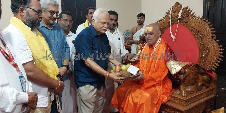 ಭಟ್ಕಳ ತಾಲೂಕಿನ ಕರಿಕಲ್ ಶ್ರೀ ರಾಮ ಧ್ಯಾನ ಮಂದಿರದಲ್ಲಿ ಚಾತುರ್ಮಾಸ್ಯ ವ್ರತಾಚಾರಣೆಯಲ್ಲಿರುವ ಶ್ರೀ ಶ್ರೀ ಶ್ರೀ ಬ್ರಹ್ಮಾನಂದ ಸರಸ್ವತಿ ಸ್ವಾಮೀಜಿಯವರನ್ನು ಬೇಟಿ ಮಾಡಿ ಆಶೀರ್ವಾದ ಪಡೆದ ಆಡಳಿತ ಸುಧಾರಣಾ ಆಯೋಗದ ಅಧ್ಯಕ್ಷ, ಶಾಸಕ, ಮಾಜಿ ಸಚಿವ ಆರ.ವಿ.ದೇಶಪಾಂಡೆ