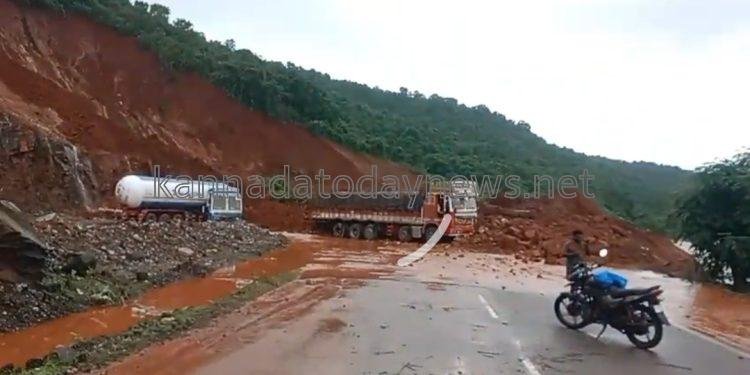 ಉತ್ತರ ಕನ್ನಡ ಜಿಲ್ಲೆಯಲ್ಲಿ ಭಾರಿ ಮಳೆಗೆ ಅಂಕೋಲಾ ತಾಲೂಕಿನ ಶಿರೂರು ಬಳಿ ಗುಡ್ಡ ಕುಸಿತ- 5 ಸಾವು