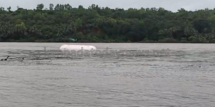 ಅಂಕೋಲಾದ ನದಿಯಲ್ಲಿ ತೇಲಿ ಹೋದ ಗ್ಯಾಸ್ ಟ್ಯಾಂಕರ್ – ಸೋರಿಕೆ ಸಾಧ್ಯತೆ, ಸ್ಥಳೀಯ ಜನರ ಸ್ಥಳಾಂತರಕ್ಕೆ ಕ್ರಮ